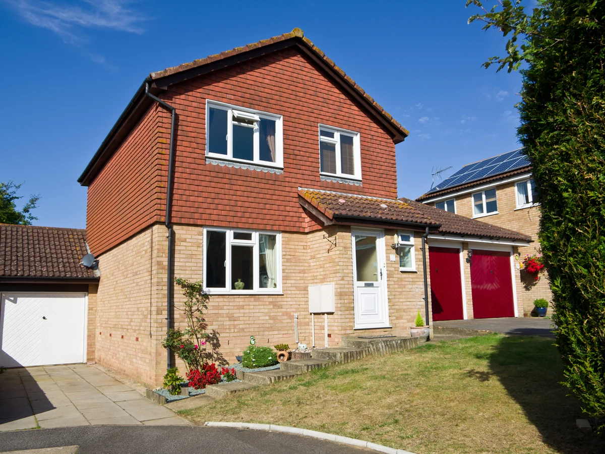 exterior-painting-detached-red-brick-cheshire-painters White rendered English property masonry painting by Cheshire Painters